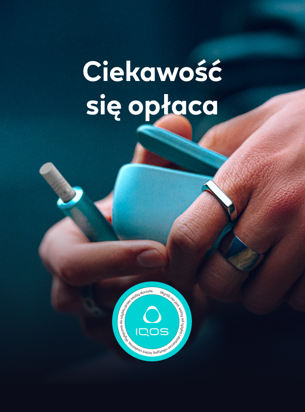 Urządzenie IQOS w kolorze niebieskim oraz napis 'Ciekawość się opłaca' na granatowym, rozmytym tle